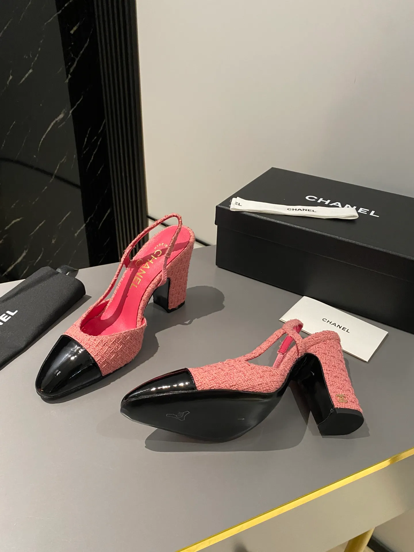 👟👟Ex-factory price 520👟👟 Purchase grade, high-heeled version, Chanel classic slingback sandals. We have been making this model for the past few years. This year, we will re-purchase the version and make a detailed copy again. I found that the upper lines and body comfort of the new version have been slightly adjusted! The brand won't say anything because the overall appearance difference is not big and it doesn't affect wearing. All colors now produced are produced according to the latest styles! What you buy is the latest classic model from the counter, made of imported mixed sheepskin surface material, imported mixed sheepskin, and Italian imported cowhide leather soles! High heels 9.5cm Size: 35-39 Other sizes can be customized (customized sizes 34, 40, 41, 42, 43 are non-refundable and non-exchangeable)